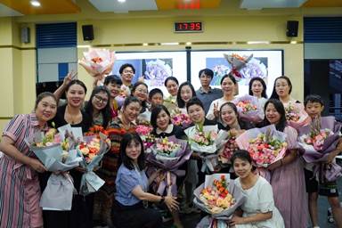 一群人在拍照描述已自动生成