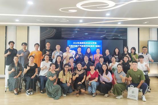 一群人站在一起描述已自动生成