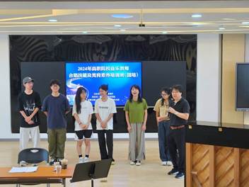 一群人站在屏幕前描述已自动生成