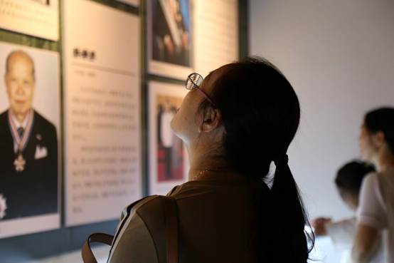 房间里的人们描述已自动生成