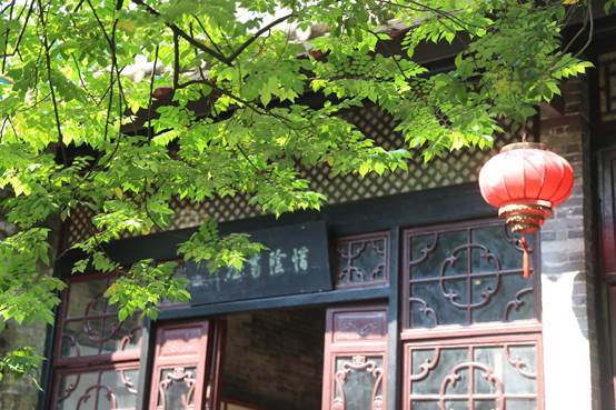 建筑前面有许多树中度可信度描述已自动生成