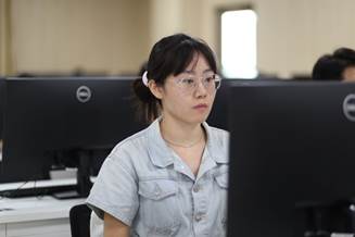 穿黑色衣服的人描述已自动生成