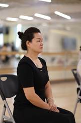 女人坐在椅子上描述已自动生成