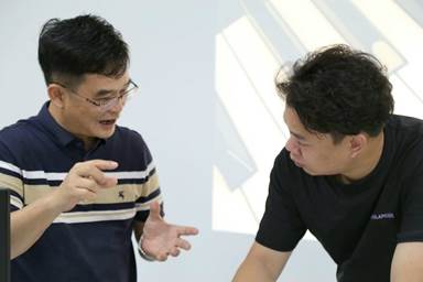 穿白色衣服的人中度可信度描述已自动生成