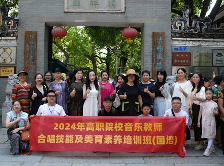 人们在看台上的人在街道上游行中度可信度描述已自动生成