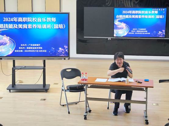 电脑前的男人低可信度描述已自动生成