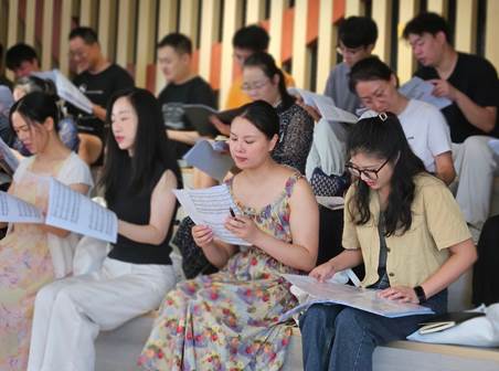 一群人聚在一起描述已自动生成