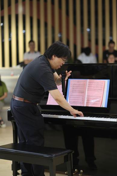 钢琴的男人中度可信度描述已自动生成