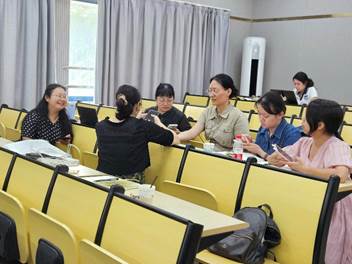 会议室里的人们描述已自动生成