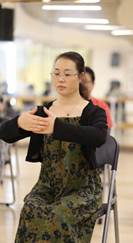 图片包含 室内, 人, 建筑, 女人描述已自动生成